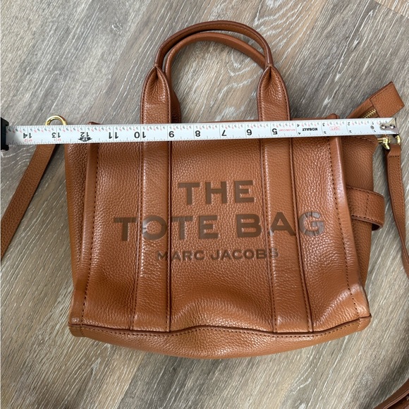 Marc Jacobs THE LEATHER SMALL TOTE BAG - Picture 4 of 16